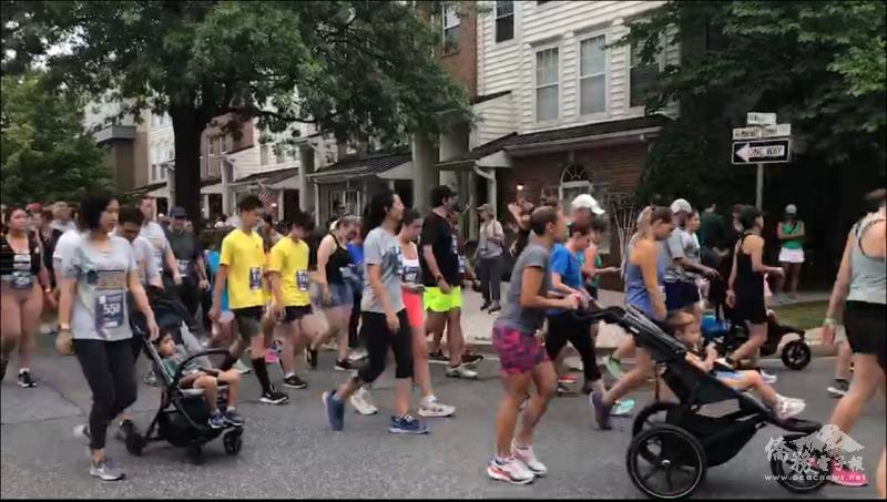 The event attracted numerous running enthusiasts and charity supporters from the local community.