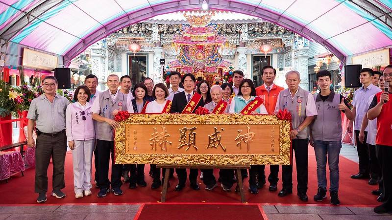 總統與現場貴賓一同為「神威顯赫」匾額揭匾