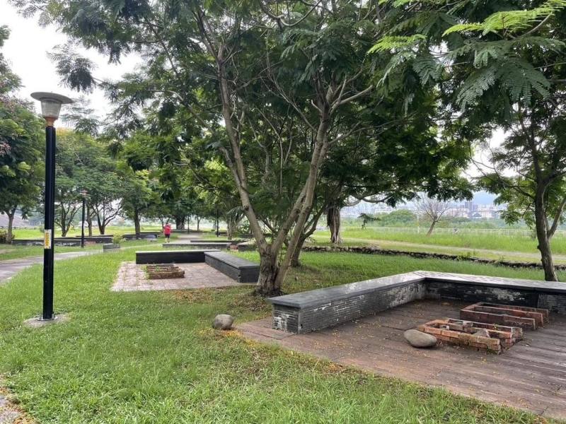 新北市中秋節期間4天，開放6處河濱公園定點及臨時烤肉區可烤肉賞月。圖為樹林區鹿角溪原住民主題部落公園烤肉野炊區。（高灘處提供）