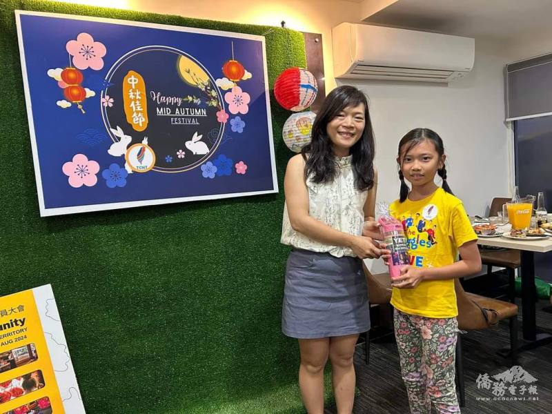 北領地臺灣同鄉會會長甘韻茹頒發燈籠彩繪兒童組獲獎者