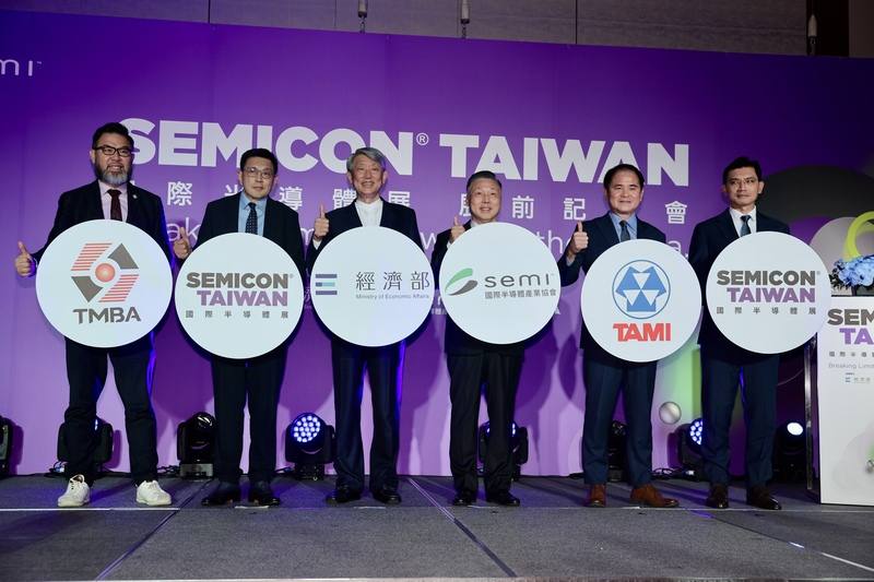 國際半導體展SEMICON Taiwan 2024於2日下午舉行展前記者會，經濟部長郭智輝（左3）、日月光半導體執行長吳田玉（右3）等人出席