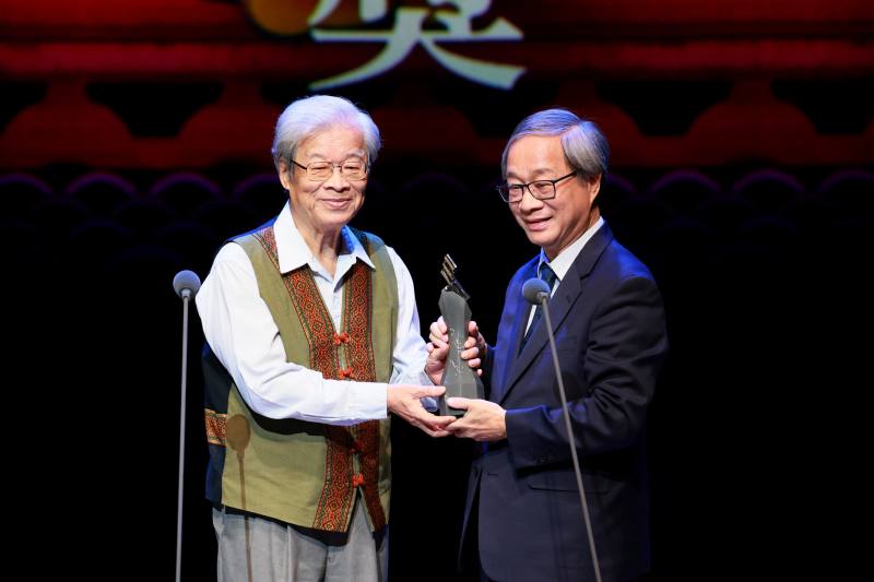 Culture Minister Li Yuan (left) presents the Special Award to musicologist Loh I-to