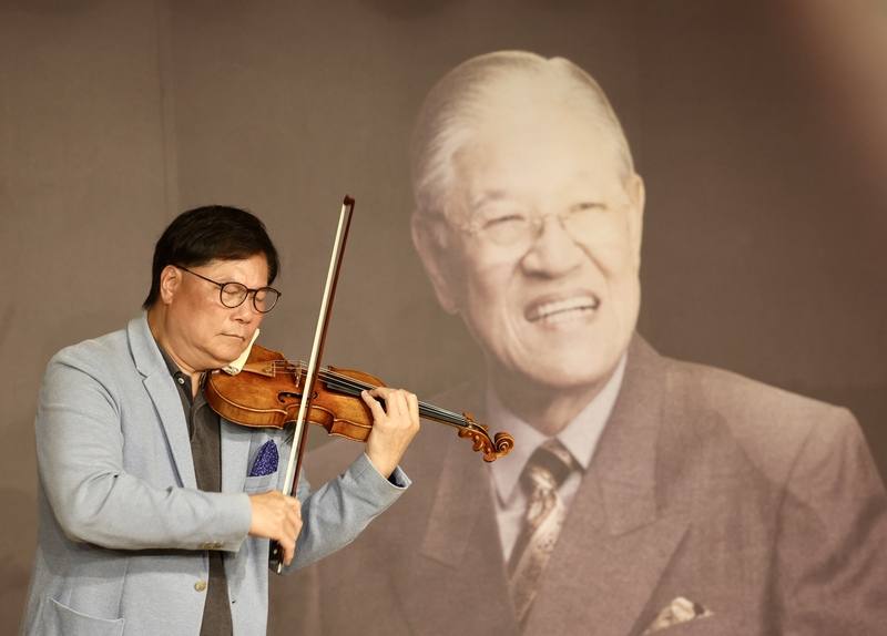 「台灣的聲音III—向李登輝總統致敬」紀念音樂會將於15日在國家音樂廳舉行，小提琴家蘇顯達（圖）2日出席活動記者會，現場演奏樂曲