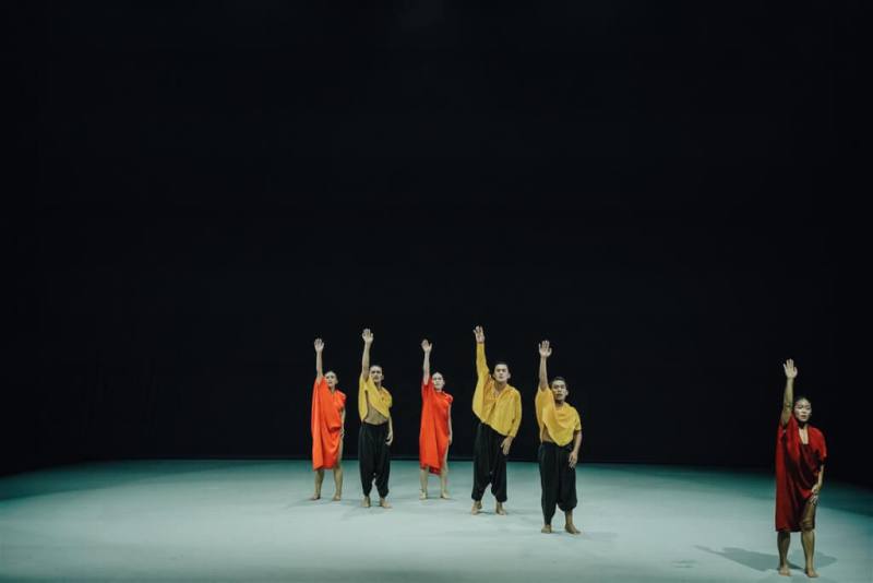 排灣族語「bulabulay mun？」意為「你好嗎？」，為蒂摩爾古薪舞集受屏東縣政府邀約，以牡丹社事件為主題所編創的舞作，編舞家巴魯．瑪迪霖將揮手與握手的動作編入舞蹈，希望作品不僅呈現痛苦過去，也同時傳達溫暖與力量。（蒂摩爾古薪舞集提供）