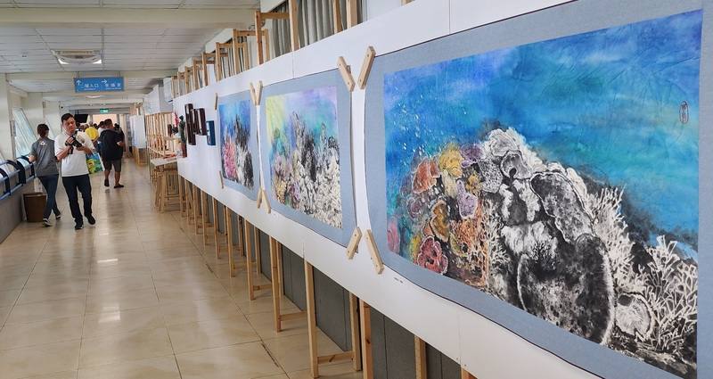 「海有珊瑚－珊瑚復育暨藝術聯展」3日在澎湖縣水產種苗繁殖場登場，透過繪畫、金工、木雕、編織及陶藝等多元藝術品呈現珊瑚的美麗與海洋之美