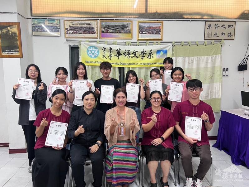 美賽高級職業學校校長親自頒發感謝狀