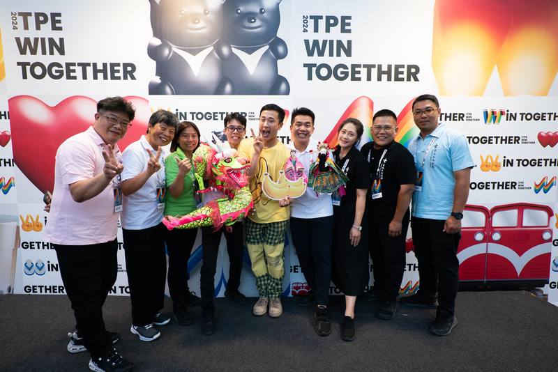 台北木偶劇團在8月6日至8日巴黎奧運期間，於台灣館演出布袋戲「台灣之島‧台灣Formosa」，別場表演者妮妃雅（中，黃衣者）在看完表演後也成為粉絲，與全體團員一起合影