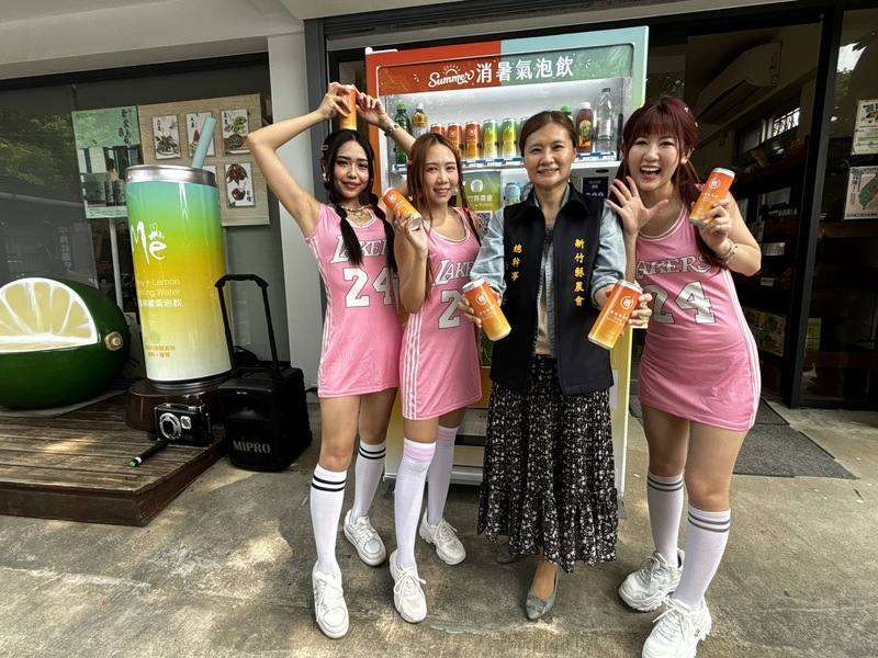 新竹縣政府4日舉辦農產宣傳活動，峨眉鄉農會將桶柑加工成桶柑原汁，竹縣農會也研發新飲品「柑桔氣泡飲」，盼提升農民收益，也打開竹縣桶柑知名度，縣農會總幹事李筱華（右2）出席推廣