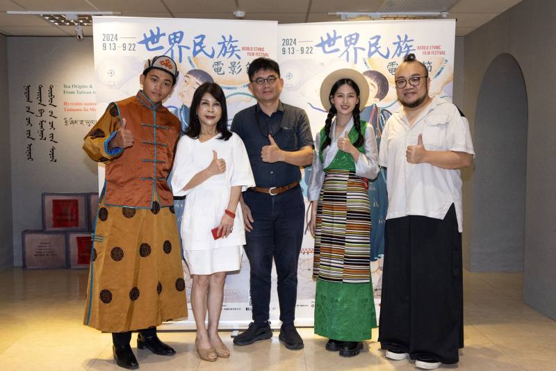 2024世界民族電影節3日舉行映前推廣記者會，宣傳大使鍾家駿（左1）、林亭莉（右2）身著蒙、藏傳統服飾，一同與文化部主任秘書陳登欽（中）、蒙藏文化中心主任高玉珍（左2）及億萬導演葉天倫（右1）出席力挺