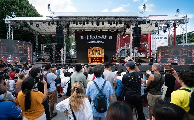 台北木偶劇團於8月6日至8日巴黎奧運期間在台灣館演出，布袋戲台兩側設有即時投影螢幕，讓國際觀眾能一窺戲偶的細膩動作