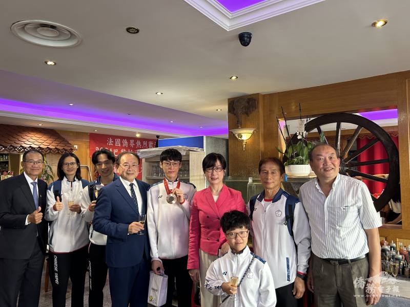 郝培芝與帕運男子跆拳道銅牌蕭翔文、羽球選手合影