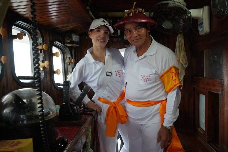 小琉球迎王祭典開跑，琉球鄉親林惠珠（左）3日說，從小就跟著船長父親迎王，有了孩子後也曾推著嬰兒車遶境，如今已50歲，從未錯過任何一科迎王，「非常喜歡這個文化」，每每看到小琉球人迎王祭展現的向心力就非常感動