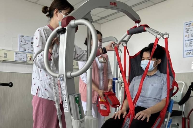 台南市佳里奇美醫院4日舉行「奇復」、「美健」2間智能病房揭牌儀式，並介紹透過智能化設備減輕照護者負擔，及確保病人進行復健。（佳里奇美醫院提供）