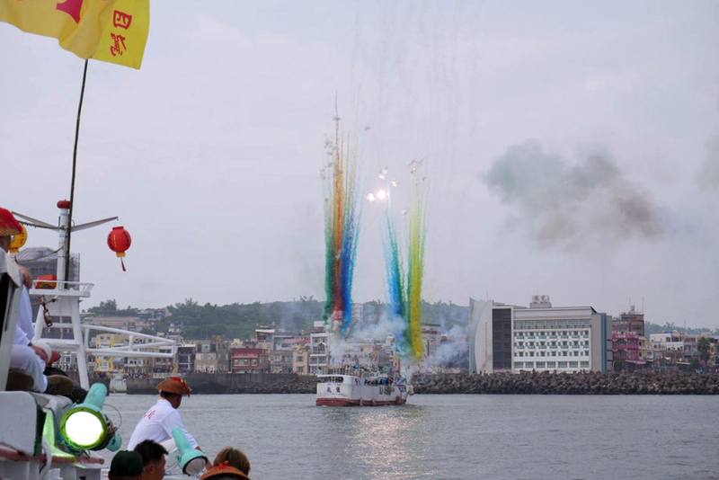屏東今年3鄉鎮迎王祭典由小琉球率先開跑，3日一早約50艘漁船從小琉球港口出發進行「逡港腳」儀式，載著碧雲寺觀音媽祖「二媽」的漁船隨著船隊繞島一周，漁船施放彩煙