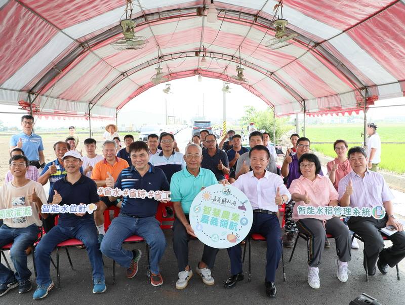 嘉義縣政府5日在朴子市舉辦「智能水稻管理系統成果觀摩會」，展示智慧農業創新應用，上百名農民與會，縣長翁章梁（前排右3）也親自到場