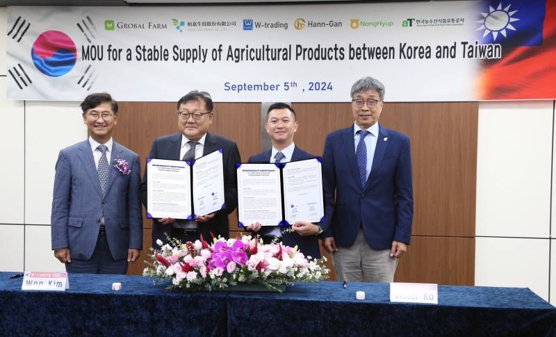 農業部陳駿季部長(右1)與韓國農協京畿道區執行長Ok-lae Park(左1)出席見證臺商「加洲果菜運銷合作社」(右2柯俊宇理事)與韓商「W-trading」(左2：Won Kim執行長)簽署採購臺灣蔬果合作備忘錄