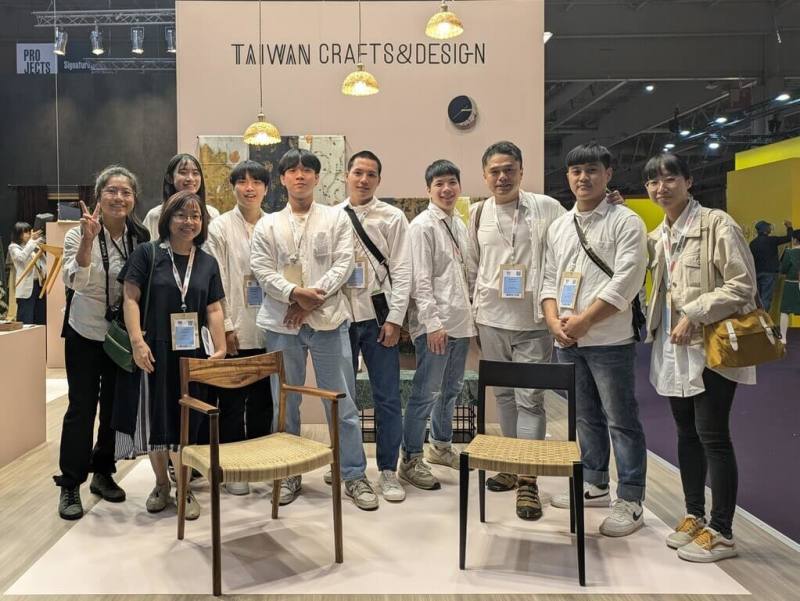 台灣工藝研究發展中心策畫台灣優質工藝及設計品牌參與法國巴黎時尚家居設計展，今年選擇花蓮偏鄉青年木工技藝的手作家具品牌「木想傢」5件作品，由創辦人王嘉納（右3）領軍，率玉里青年前進巴黎參展。（台灣木想傢人才培育協會提供）