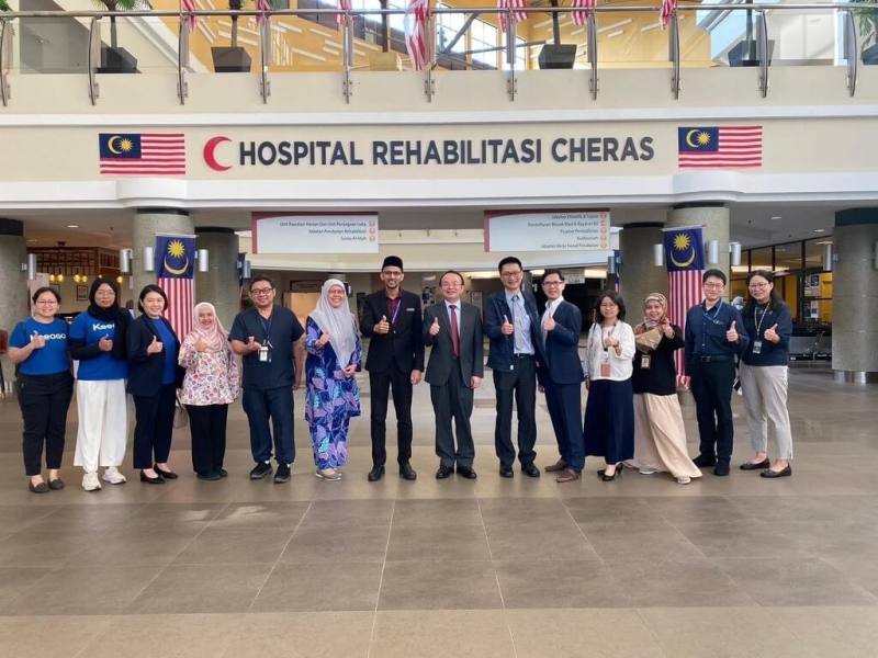 長庚醫院攜手馬來西亞吉隆坡蕉賴復健醫院，展開「同動車」於兒童上肢復健研究。圖為長庚復健團隊、緯創醫學科技及富伯生醫科技代表，與蕉賴復健醫院同仁合影。（長庚醫院提供）