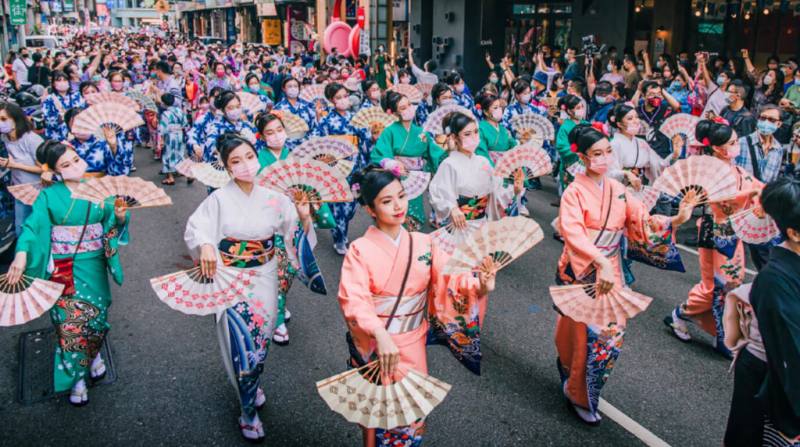 「台中國際踩舞嘉年華」14、15日將在豐原封街登場，國內外舞蹈團體帶來精采的舞蹈踩街及舞台演出。深耕台中在地的舞蹈團體「西川淑敏舞踊知家」，致力推廣日本傳統舞蹈藝術，也尋求與台灣在地人文的結合。（台中市政府提供）