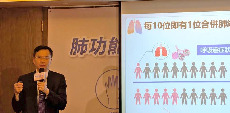中華民國風濕病醫學會5日在衛教記者會說明，自體免疫疾病患者的免疫系統會「自己打自己」，也可能攻擊肺部，因此每10名患者就有1人會併發肺部纖維化；秘書長盧俊吉（圖）進一步指出，肺纖維化會影響肺部攜氧能力，常見症狀包含咳嗽、呼吸困難和疲勞，導致患者生活品質大幅下滑