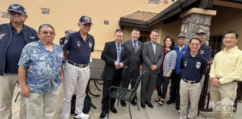 陳迺杰(左二) 和部分全美各地榮光會會長合影