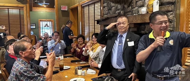 退伍軍人事務組組長倪邦臣(右一) 、副主委陳進廣(右二) 和部分與會嘉賓合影