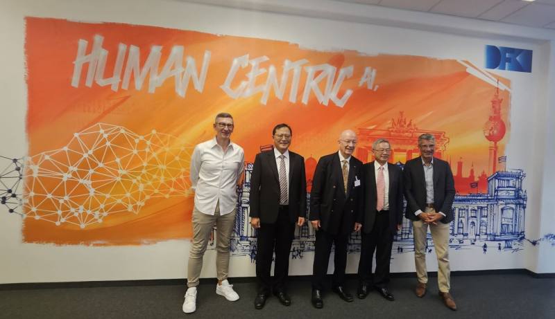 Photo with important people of German Research Center for Artificial Intelligence (DFKI), Dr. Antonio Kruger/CEO DFKI, Minister Cheng-wen Wu/NSTC, Dr. Wolfgang Wahlster/CEA DFKI, Director Shuang-Jing Pong, S&T Division, NSTC, Dr. Joachim Hertzberg/ Site S