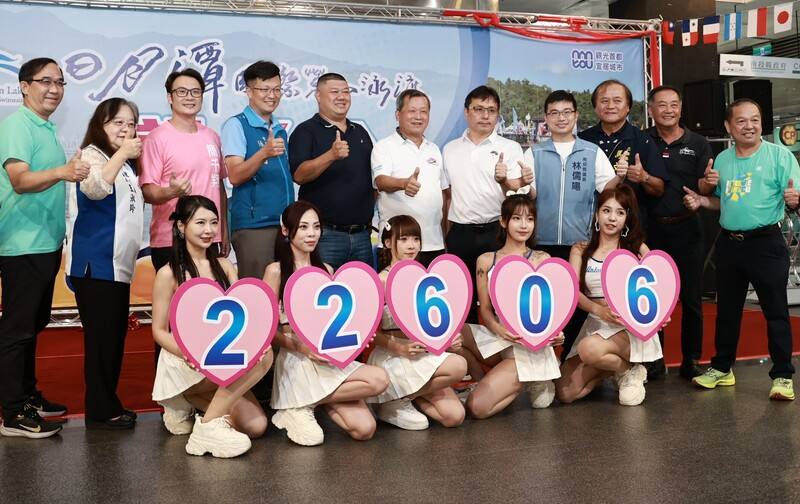 2024第42屆日月潭國際萬人泳渡活動將登場，南投縣政府舉行記者會，公布活動共2萬2606人報名參加，盼提升國內運動風氣，也促進南投觀光效益