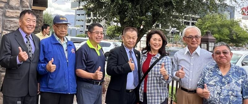 中華民國旅明尼蘇達榮光聯誼會理事長陳迺杰(右一) 、退輔會副主任委員陳進廣(中) 和部分與會嘉賓合影