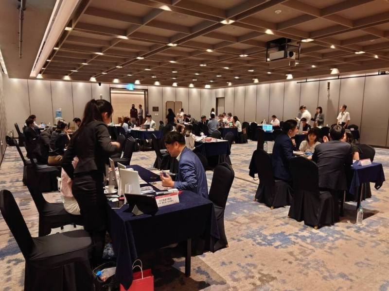 交通部觀光署駐釜山辦事處6日首次在釜山舉辦台灣觀光B2B推廣會，近百名旅遊業者齊聚，促成百場商務洽談。（觀光署駐釜山辦事處提供）
