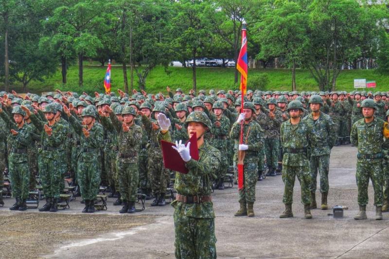 訓員齊聲朗誦誓詞，展現堅定守護國家決心。（陸軍十軍團提供）