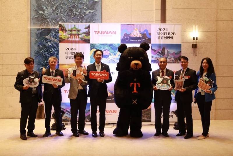 交通部觀光署駐釜山辦事處6日在釜山舉辦台灣觀光B2B推廣會，釜山觀光協會副會長崔溥林（左1）、大邱觀光協會會長李韓洙（左2）、釜山觀光公社社長李定實（右3）、駐韓國台北代表部釜山辦事處處長郭承凱（左4）到場。（觀光署駐釜山辦事處提供）