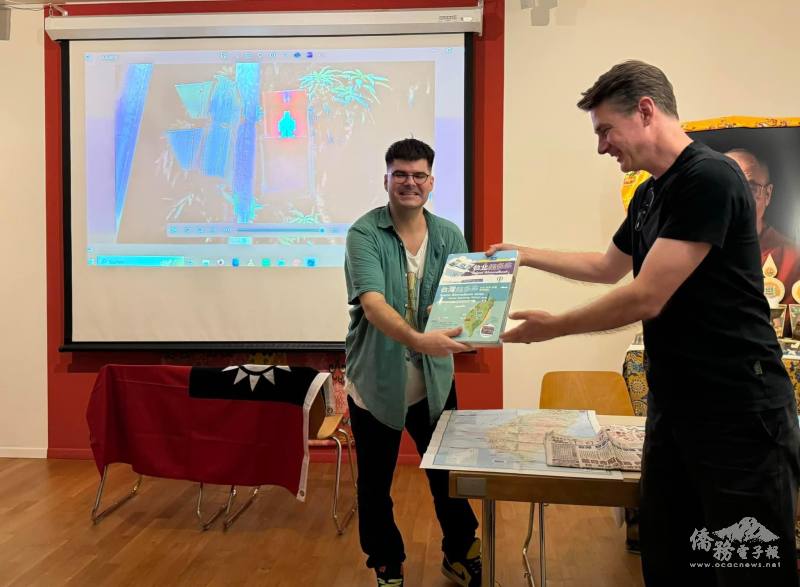 小旺萊贈送講者歐龍臺灣多多書為紀念品