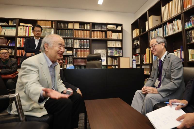 高齡81歲的角川集團名譽理事角川歷彥（左）親自接待文化部長李遠，早在1999年也是臺灣廢止出版法當年，角川第一個海外出版社就選擇臺灣