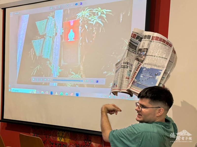 主講人歐龍Selim Özgür介紹臺灣的報紙排版和文字順序不同，瑞士人讀起來相當趣味。