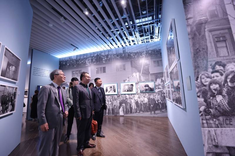 文化部長李遠（左1）參觀森美術館「保羅麥卡尼暴風眼攝影展」