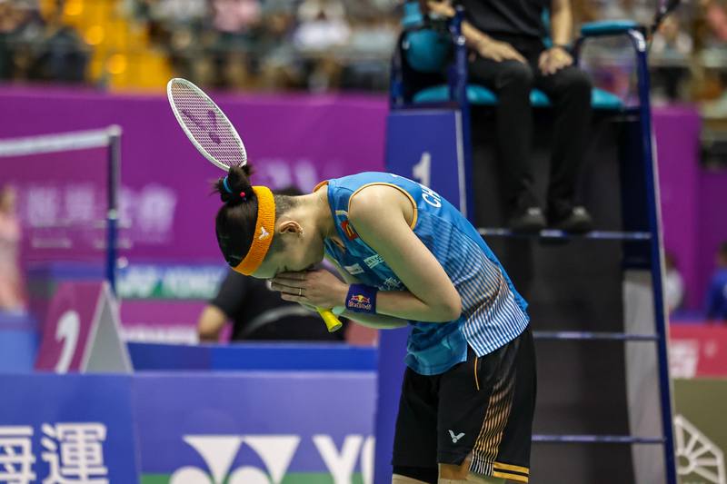 世界排名第3的台灣羽球一姐戴資穎（圖）生涯最後一次參加台北羽球公開賽，6日在8強戰不敵印尼小將瓦爾達妮（Putri Kusuma Wardani）止步，賽後戴資穎雙手合十鞠躬感謝球迷