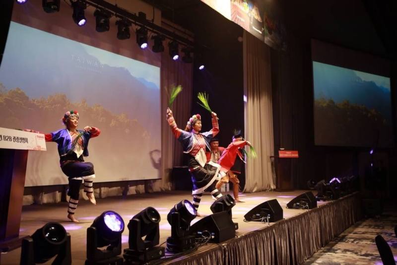 嘉義阿里山鄒族舞團「跳動的山林」6日在觀光署駐釜山辦事處舉辦的台灣觀光B2B推廣會演出。（觀光署駐釜山辦事處提供）