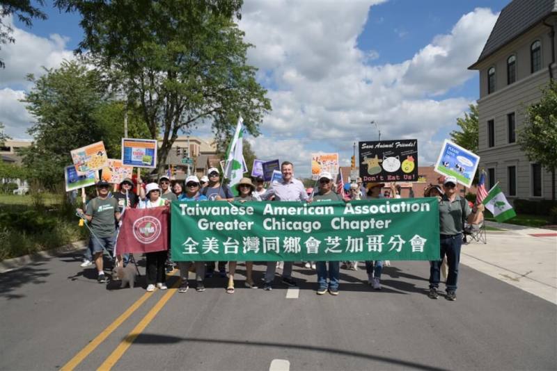 美國芝加哥台僑2日組團參加伊利諾州內珀維爾市勞工日遊行，訴求台灣參與聯合國組織與相關機構的必要性，內珀維爾市長魏爾理（Scott Wehrli）（中）為台灣隊伍打氣。（駐芝加哥辦事處提供）
