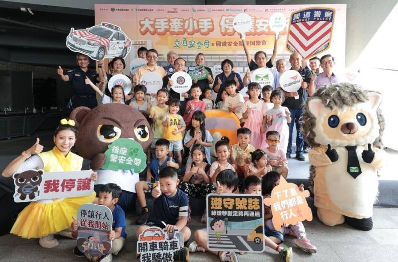 遠通電收7日攜手多個機關單位在國道5號蘇澳服務區舉辦道安宣導活動，除了宣導國道駕駛安全原則外，同時推廣交通安全「孫子兵法」，向下扎根交通安全教育。（遠通電收提供）