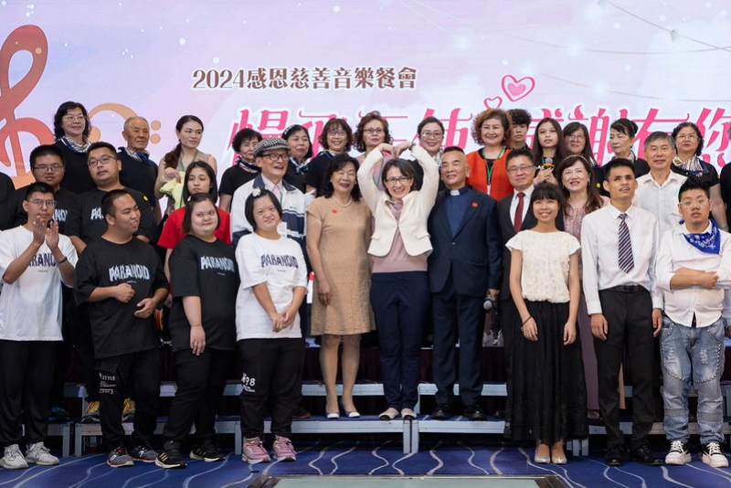 副總統與出席人員合影