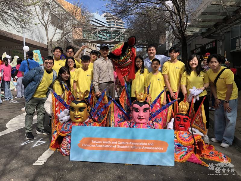 雪梨文教中心主任施博祥與FASCA團員在集合點合影