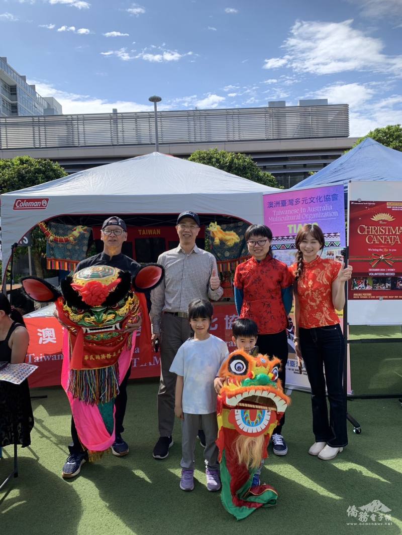 澳洲臺灣多元文化協會(TIAMO)首度申請Street Fair設攤推廣臺灣文化，施博祥(右3)與TIAMO會長簡明輝(左1)及攤位工作人員合影