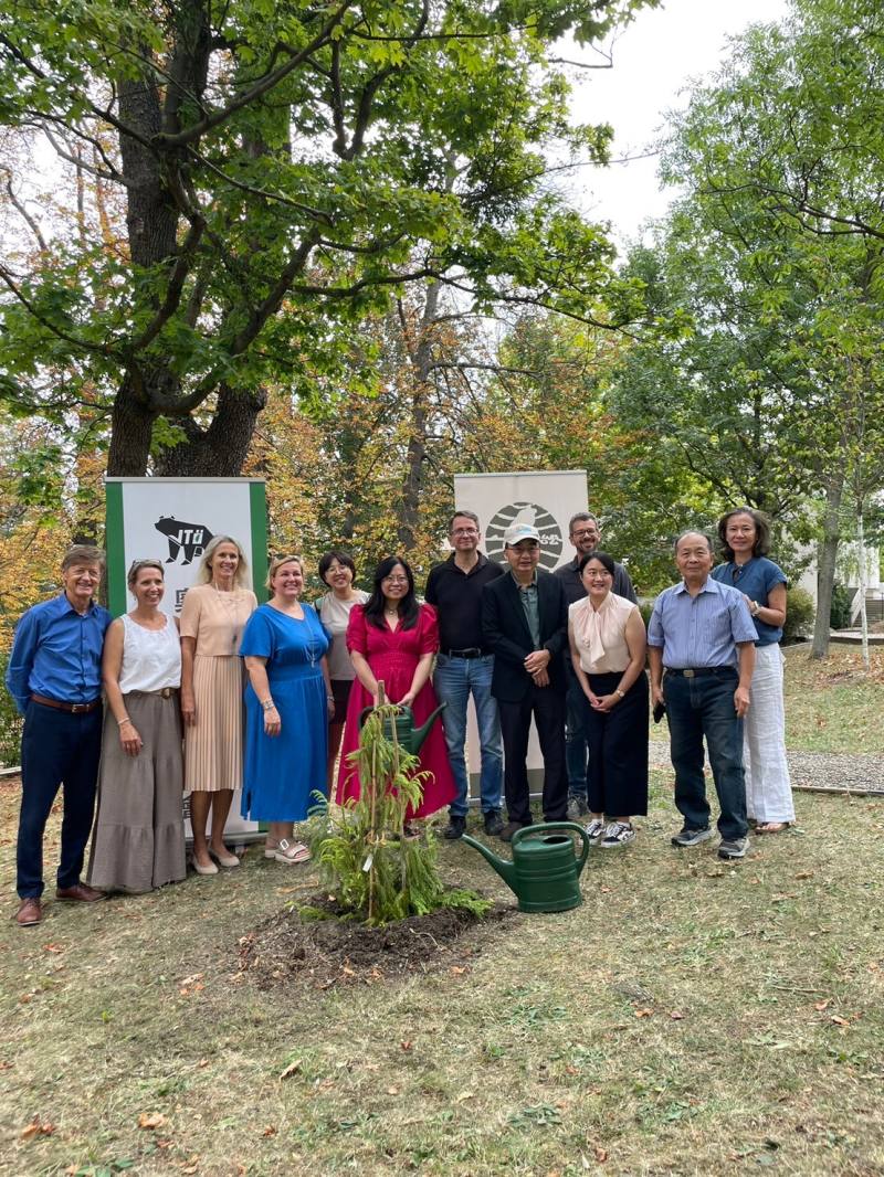 為紀念世臺會成立50週年，世臺會致贈道明修道院一棵臺灣杉。圖為世臺會會長鄭劭方(左五)、前世臺會會長傅佩芬(左六)以及道明修道院附設中學校長Sascha Schier (右六)以及董事會成員