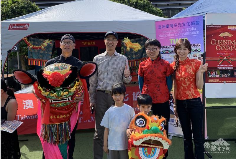 雪梨文教中心施博祥主任與工作團隊合影