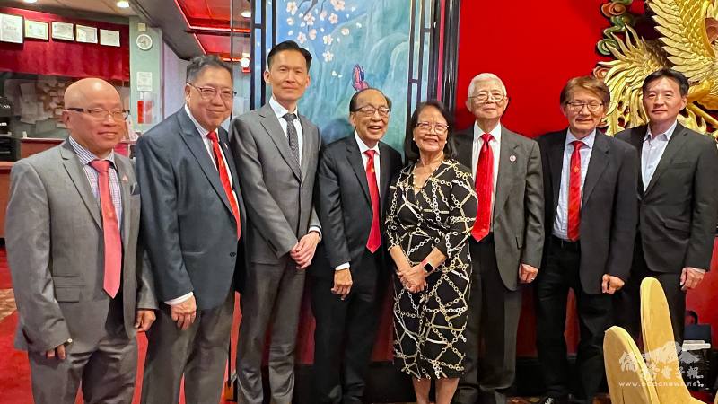 嘉賓、宗親齊賀余文博晉升元老。左起紐英崙余風采堂主席余立昌、元老余宏基、廖朝宏、余文博、陳華美夫婦、紐英崙余氏元老余超群，全美余氏新任美東總李余應昌，高家富