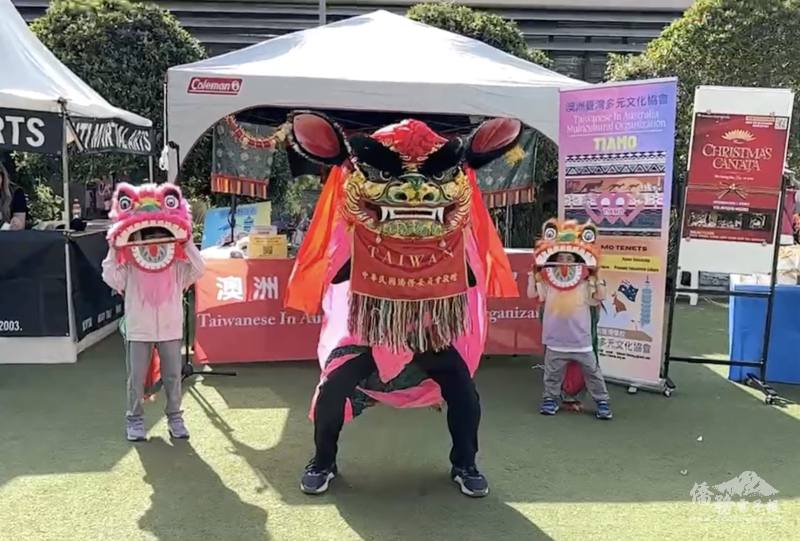澳洲臺灣多元文化協會會長簡明輝表演臺灣舞獅