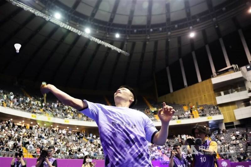 Lee returns a shuttlecock to his fans while thanking them for their support. CNA photo Sept. 8, 2024