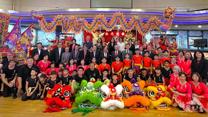 紐英崙余風采堂宗親和嘉賓在慶祝余文博升任元老宴會上和醒獅隊合影