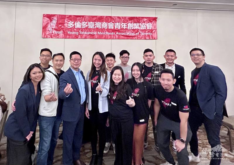 多倫多文教中心主任藍柏青 (左3)與青創會幹部合影。青創會會長鄺芷茵(左4)、多倫多臺灣商會副會長羅元宏(左2)、青創會顧問（前會長）王尹詩(左5)